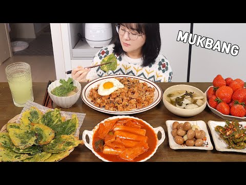 Видео: Готовим Мукбанг :) Жареный рис с кимчи, токпокки, жареные листья периллы, клубника.