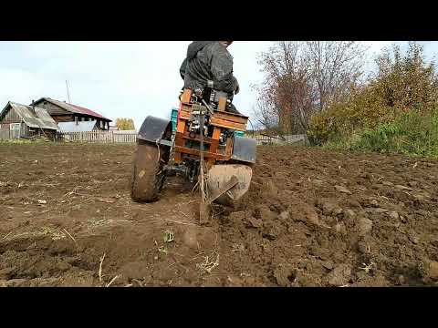 Видео: Передний адаптер АК-1 и мотоблок ОКА вспашка огорода.