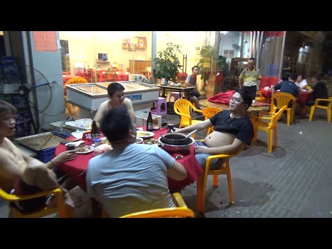 Видео: Южно-китайская уличная еда шаокао и вонючий тофу. Ужин у дороги - Жизнь в Китае #198
