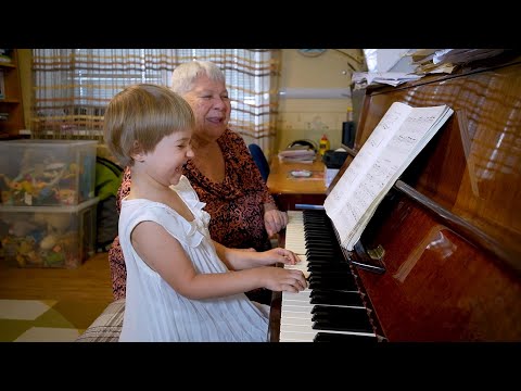 Видео: Радослава Лемешкина, 3 года. Транспонирование этюда в другие тональности.