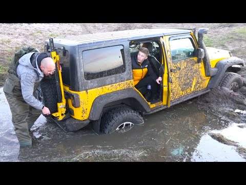 Видео: ЗАСТРЯЛИ в поле на Jeep...Не можем ВЫБРАТЬСЯ...STUCKED on Jeep ... Can't GET OUT ...
