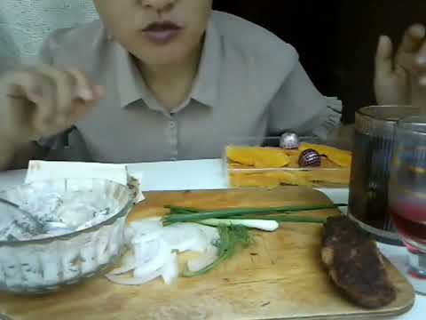 Видео: МУКБАНГ люля кебаб, салат и манго