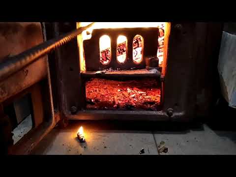 Видео: Чтобы в доме всегда было тепло, делаю так... Котёл КСТ-16, розжиг и непрерывная топка углём.