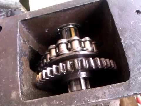 Видео: Мотоблок. Сколько заливать масла в фрезу.