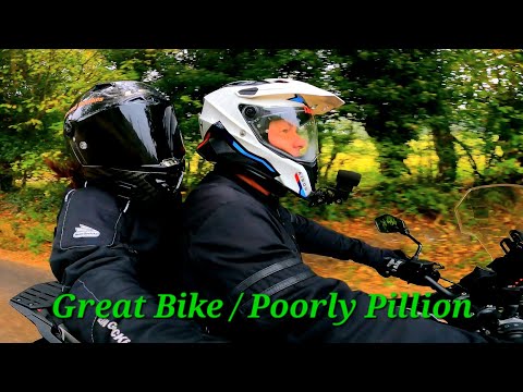Видео: Как этот мотоцикл выглядит с пассажиром? Kawasaki Versys 1100