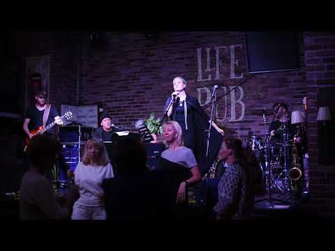 Видео: КАРАКАЯ. Она любит пионы. Концертная версия 03.07.2021. Life Pub. Москва