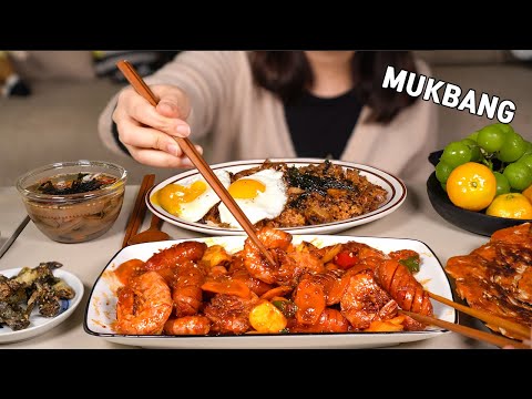 Видео: MUKBANG :) овощное жаркое с креветками и колбасой | Жареный рис кимчи | Блин кимчи | желудевой суп.