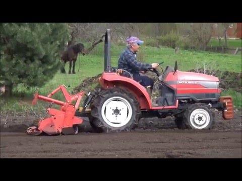 Видео: ЯПОНСКИЙ МИНИТРАКТОР В РАБОТЕ С  ФРЕЗОЙ ПО ЛЕГКОЙ ПАШНЕ