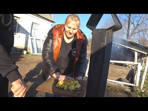 Видео: Роман с Ириной готовят блюдо в казане...