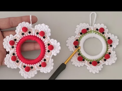 Видео: Вязаный крючком венок с лицом Санты 🎅 | Быстрая и милая идея рождественского декора