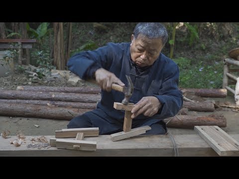 Видео: Дедушка Аму делает табуретку, которая выглядит просто и содержит мудрость.