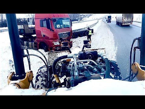 Видео: Снегопад на Новый Год. Спасаем Фуры.