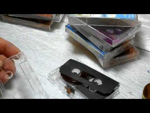 Видео: Разборка неразборной аудиокассеты. Переворачивание ленты.