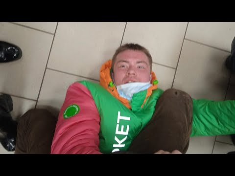 Видео: Кофе-вор нарядился в костюм курьера с терморюкзаком. Real video