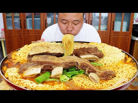 Видео: 10 фунтов свиные ребрышки, Цян делает «тушеную говяжью лапшу быстрого приготовления»