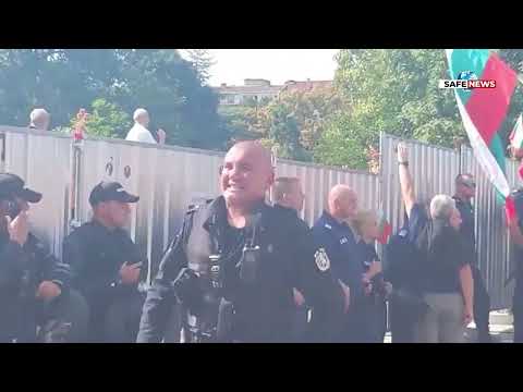 Видео: Протестът на ,,Възраждане"  премаза полицаи с атака на огражденията на Паметника на съветската армия