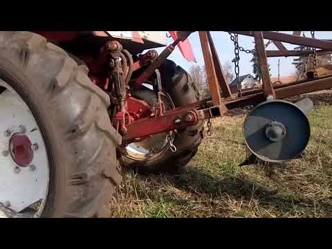 Видео: *Роман Шер 011 Пашем землю.Трактор Т-25 ВЛАДИМИРЕЦ плуг двухкорпусный Трудовые будни в деревне 2018