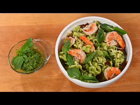 Видео: Паста с креветками, вялеными томатами и соусом песто. Лимонад из лемонграсса