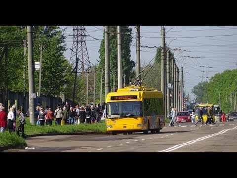 Видео: Черкасский троллейбус- поминальный день. Как в Черкассах люди ездят на кладбище. Много людей