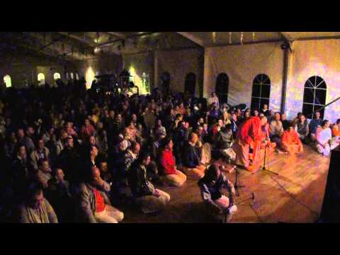 Видео: САДХУ-САНГА 2013 Мангала арати 27.09.2013