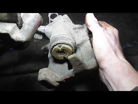 Видео: Замена задних тормозных колодок  Volkswagen Transporter Т4 1.9