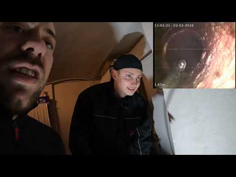 Видео: Чистка труб 124. Кусок дерева застрял в основной трубе и вызвал засор унитаза.