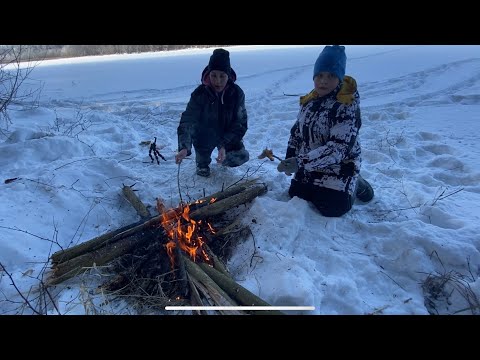 Видео: Крупная щука на жерлицы, рыбалка в мороз. Семейный отдых на природе.