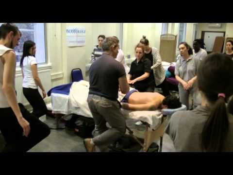 Видео: Сохраняйте осанку во время массажа