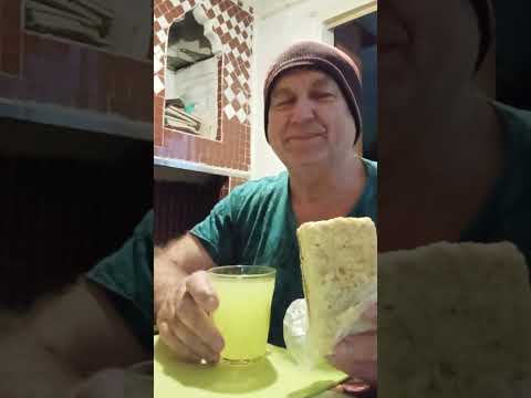 Видео: Ем пирожное Наполеон с газированным напитком.