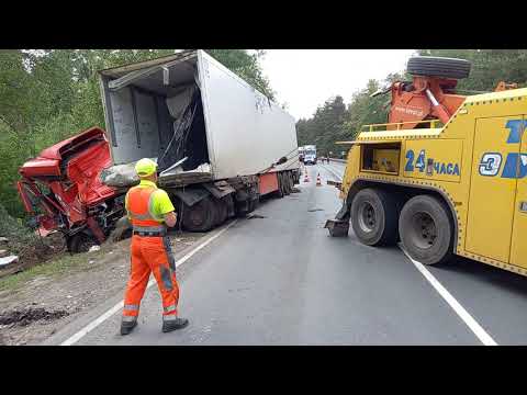 Видео: Полное видео .вытяжки сложившейся фуры из кювета на проезжую часть грузовым эвакуатором .