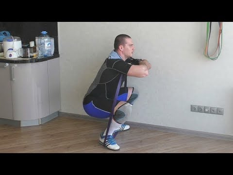 Видео: Приседания с резиной: техника и нюансы