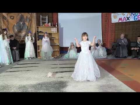 Видео: Танец "кукла" выступает на экологической встречи. 