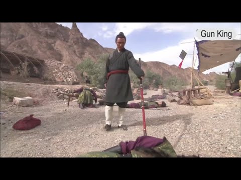 Видео: Злодей смотрел на мальчика свысока, но он так хорош в боевых искусствах, побеждая сотни людей.