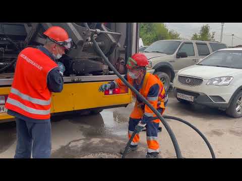 Видео: Гидродинамическая чистка труб || машина водоканала КО