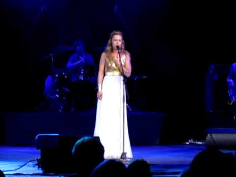 Видео: Юлия Савичева - Прости за любовь (Анапа 10.08.2012)