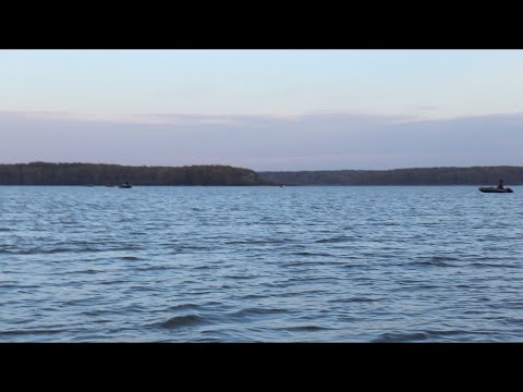 Видео: Ловля СУДАКА на Яузском вдхр!!! ДЖИГ ОСЕНЬЮ в стоячей воде!!! Рыбалка с лодки на водохранилище!!!