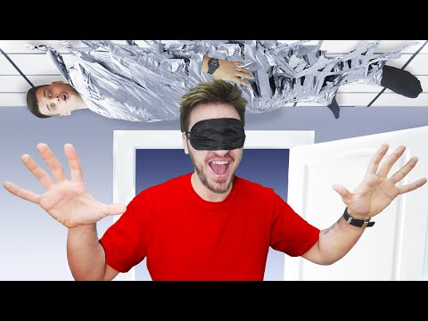 Видео: ЭКСТРЕМАЛЬНЫЕ ПРЯТКИ С ЗАКРЫТЫМИ ГЛАЗАМИ!