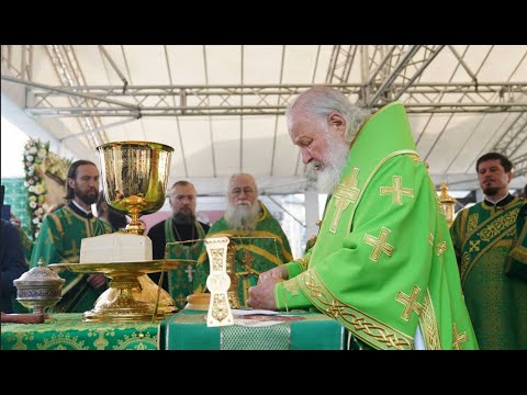 Видео: Патриаршая Божественная литургия на Соборной площади Свято -Троицкой Сергиевой лавры.