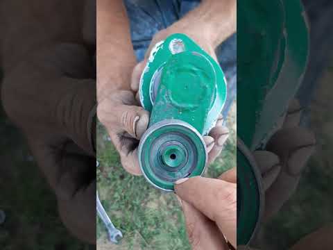 Видео: Ремонт ПРФ-145. Замена роликовых подшипников на подборщике.