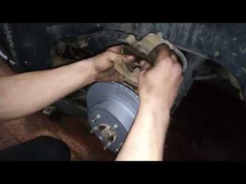 Видео: Замена задних тормозных Дисков. Колодок. Ниссан Х ТРЕЙЛ