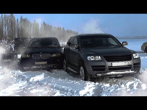 Видео: Массовые ДТП на бездорожье. Как развалить X5? Заруба по снежным горкам