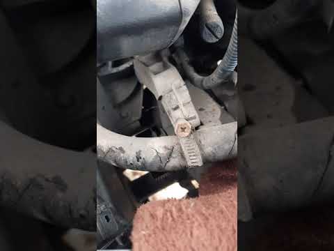 Видео: Снятие генератора Приора без кондёра с гур