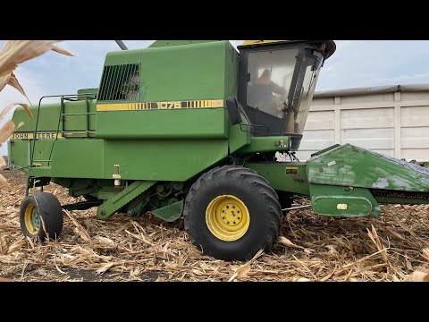 Видео: Американська “Нива СК-5 М”  John Deere 1075.  Тяжке завантаження кукурудзи.