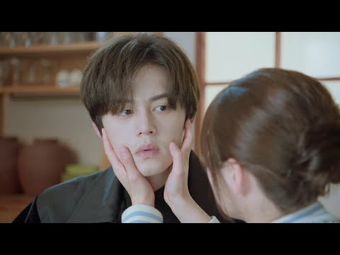 Видео: Девушка коснулась рта президента и заставила его покраснеть