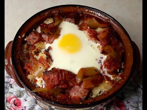 Видео: Гювечета с наденица и картофи. Перфектната идея за бърза и вкусна вечеря.