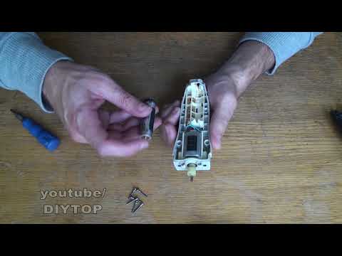 Видео: Panasonic Washable Trimmer ER 217 Разборка и замена аккумулятора