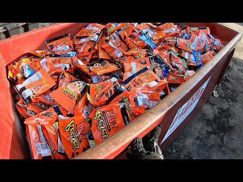 Видео: Ныряние в мусорном баке «Палец Кинг-Конга!»