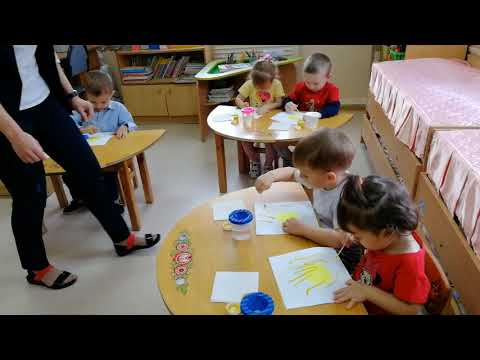 Видео: открытое занятие во второй группе раннего возраста по рисованию на тему "В гости к солнышку"