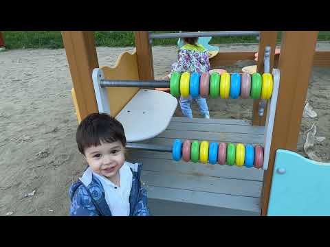 Видео: Сафия с Арсланом весело играют на площадке 🤩#игры #челендж 