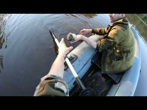 Видео: ПОИСКОВЫЙ МАГНИТ С ЛОДКИ У СТАРОГО ЗАВОДА !! НАХОДКИ ТАК И ПРУТ !